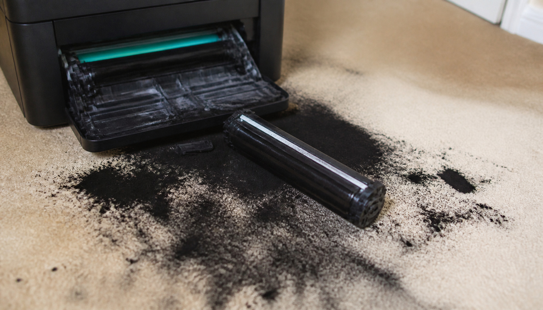 Vysypaný toner? Těchto 5 chyb může zničit tiskárnu i koberec